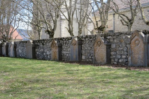 Pierres tombales situées à côté du musée de la résistance