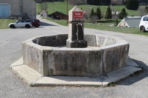 Fontaine au centre du village