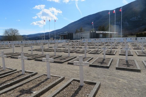 Tombes, au nombre de 187, de civils et résistants de 1944