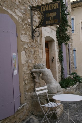 Cette statue réalisée dans les années 1990, est l'oeuvre de Bertrand Godefroid, artiste local. Sur le socle on peut lire une dédicace "CARO DE CARNE MEA" qui signifierait "Chair de ma chair"