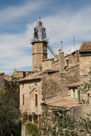 Vue arrière des anciennes habitations et le clocher