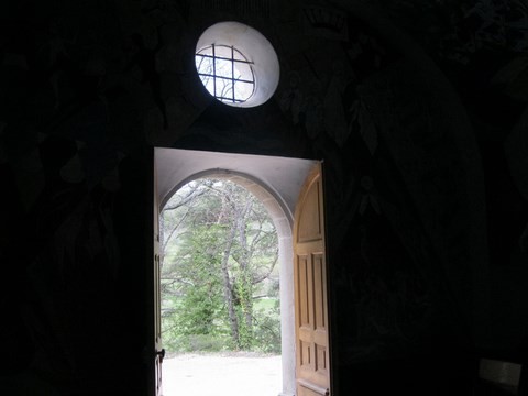 Cachée entre les pins et les chênes, la Chapelle Sainte Perpétue