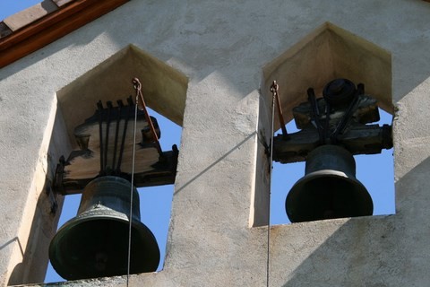 Gros plan sur les deux jolies cloches réfugiées dans le clocher