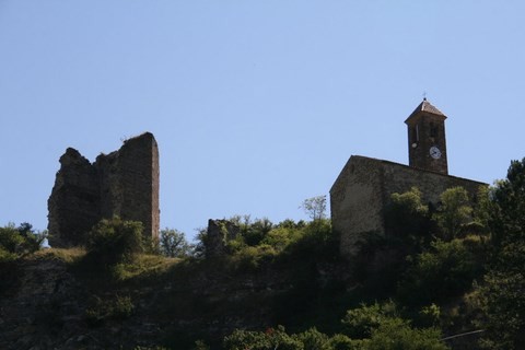 Donjon du château en ruines (1220) et ancienne église Ste Madeleine
