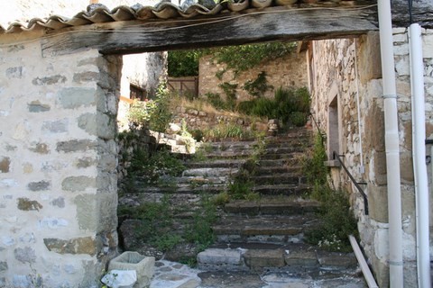 Très ancien escalier menant aux ruines