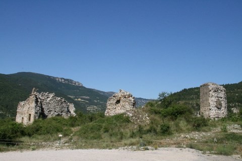 Les ruines avec vue sur l'extrémité ouest de la montagne de Raton