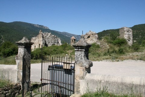 Vue générale : entrée cimetière, ruines, clocher de l'église et Montagne de Raton