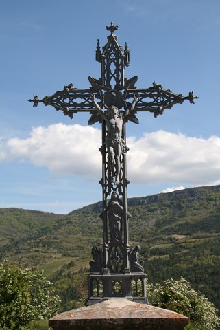 Autre croix sur la place, représentant le Christ, la Vierge et deux anges