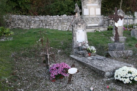 Cimetière du Vieux Village de Condorcet_Quelques tombes très anciennes