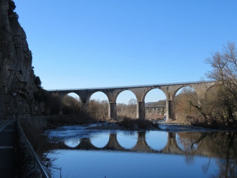Pont achevé en 1878, il surplombe l'Ardèche