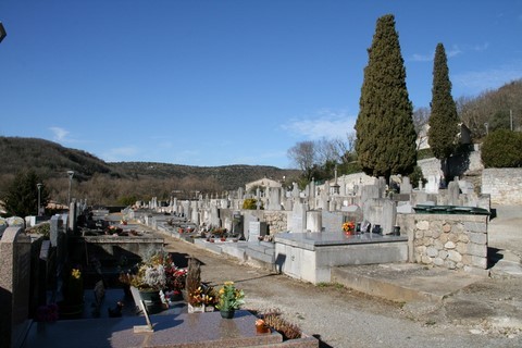 Un coin du cimetière communal de Vogüé