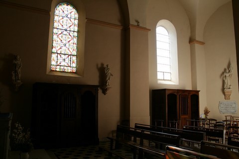 Une partie de l'église avec statue de Ste Jeanne d'Arc à droite et Saint Pierre au centre