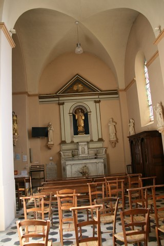 La chapelle intérieure de droite est dédiée à Saint Jean-François de Régis