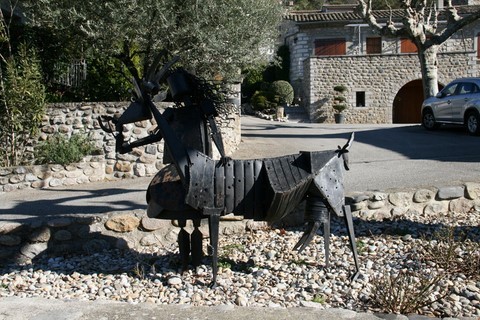 Sculpture métallique représentant une chèvre au centre du village