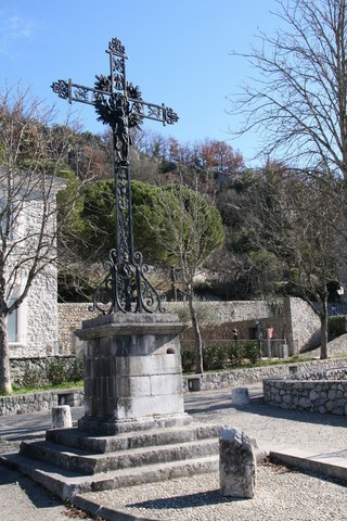 Croix se situant allée du Château