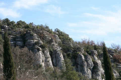 Vue sur d'immenses rochers surplombant le village