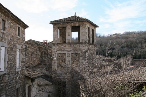 Tour bâtie en pierre de Vogüé, c'est le haut de la cage d'escalier de la maison Roussel